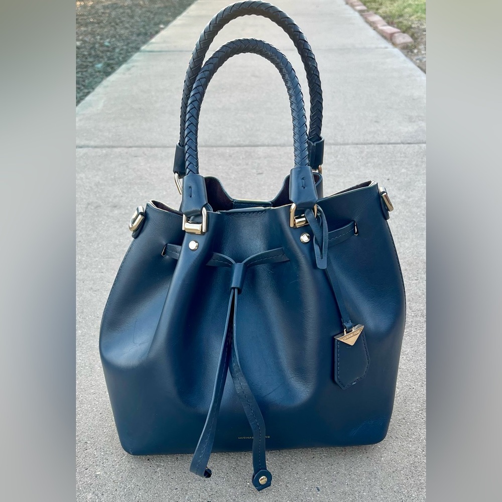 Michael Kors Blakely Medium Leather Bucket Bag Navy Blue - Picture 2 of 12
